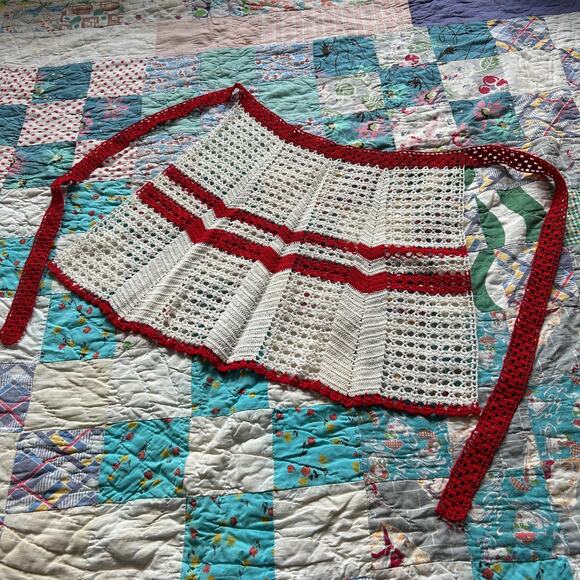 Vintage 40s Red + White Handknit Crochet Apron Coquette Cottage Kitchen - Picture 5 of 6